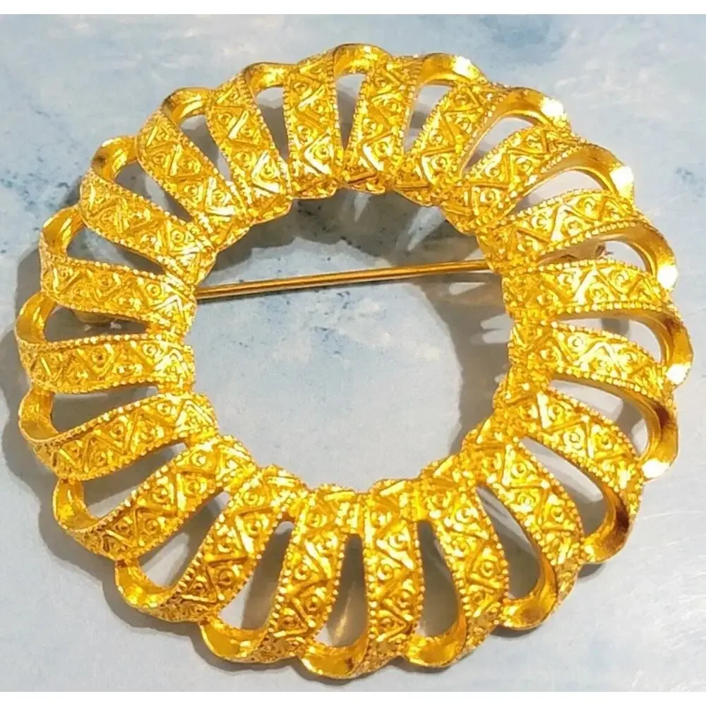 Vintage Large Shiny Gold Ornate‎ Ribbon Wreath Brooch Pin, 2